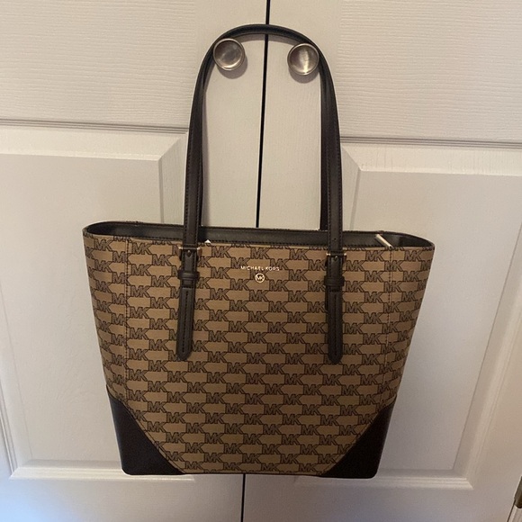 🤎MICHAEL KORS🤎Aria Large Signature Logo
Jacquard Tote Bag/Chocolate Combo/NWT - Picture 4 of 10